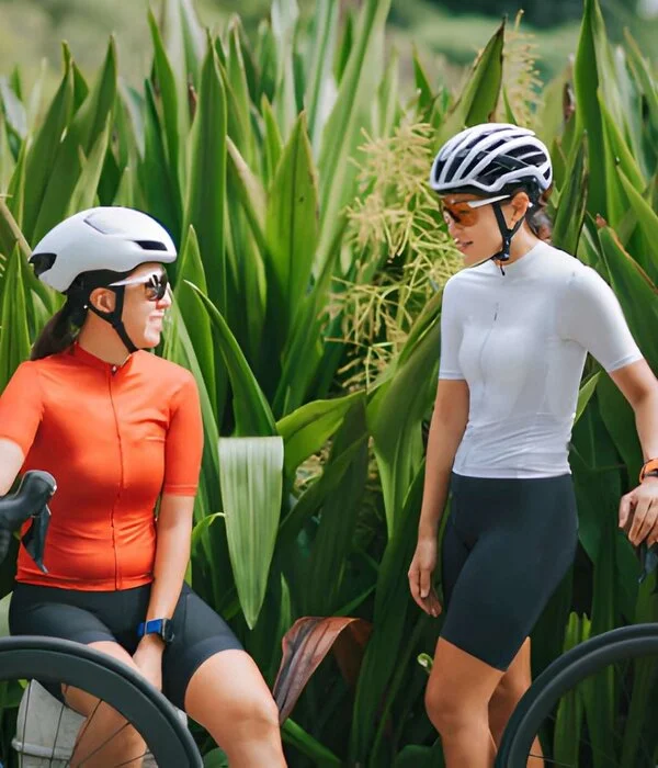 womens wearing different color of cycling uniform